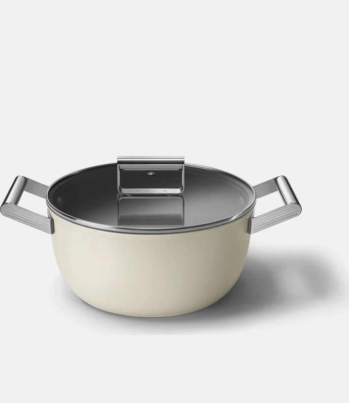 قابلمه سایز ۲۴ اسمگ ایتالیا رنگ کرم smeg