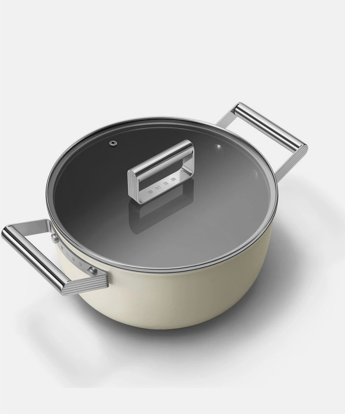 قابلمه سایز ۲۴ اسمگ ایتالیا رنگ کرم smeg